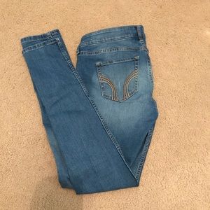 Hollister medium wash ripped skinny jean